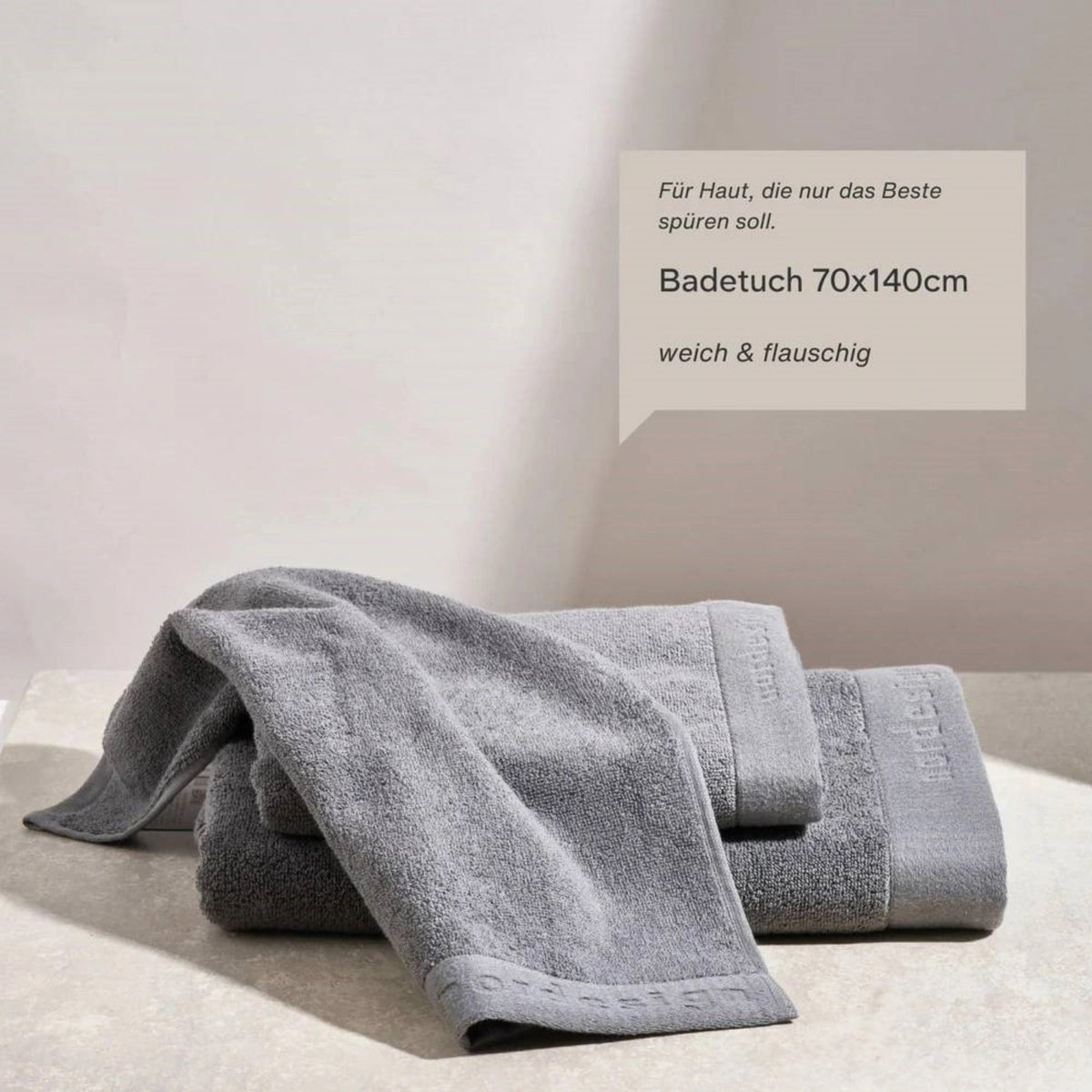 Badetuch 70x140cm dunkelgrau in Grau präsentiert im Onlineshop von KAQTU Design AG. Badetuch ist von Nordesign