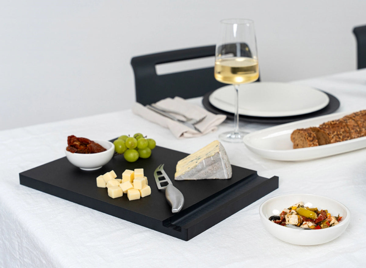 Käse-Set mit Messer Duracore schwarz in Schwarz präsentiert im Onlineshop von KAQTU Design AG. Schneidbrett ist von Continenta