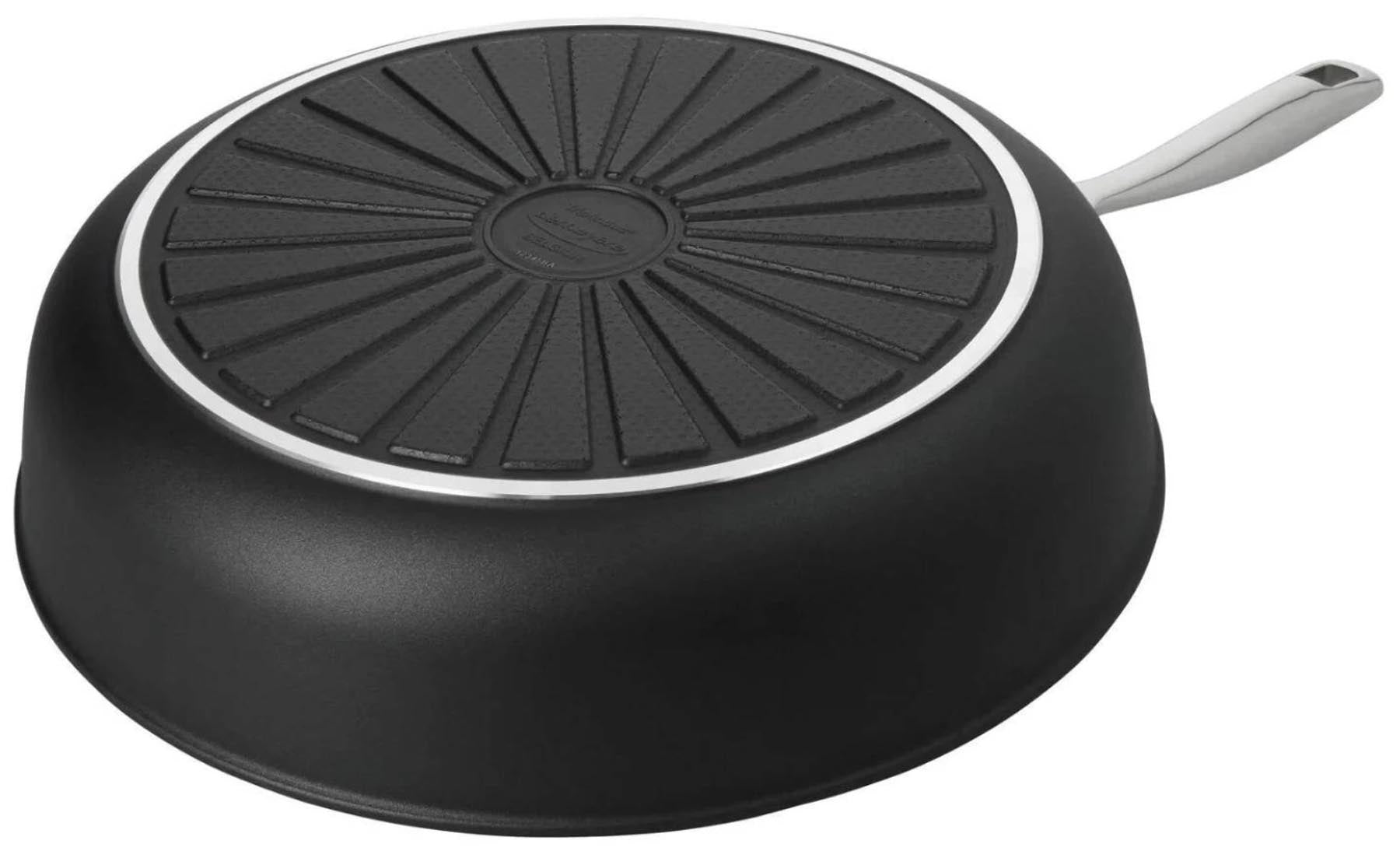 Hochwertige Alu Pro 5 Bratpfanne von Demeyere mit Ceraforce-Beschichtung, 28 cm Durchmesser, ideal für gesundes Braten und Kochen.