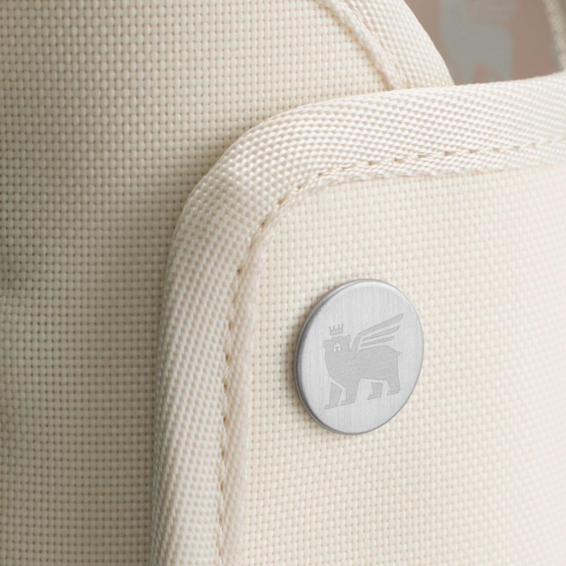 Stylische beige Thermosflasche von Stanley, ideal für unterwegs. Hält Getränke den ganzen Tag über frisch und kühl.