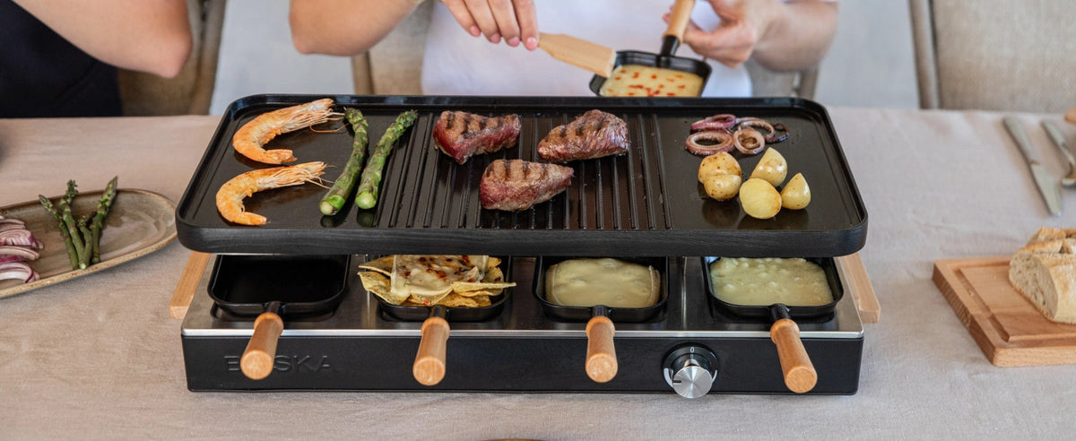 Party Raclette für 8 Personen 53.4x26cm H14.5cm Buche in Schwarz präsentiert im Onlineshop von KAQTU Design AG. Küchenhelfer ist von Boska