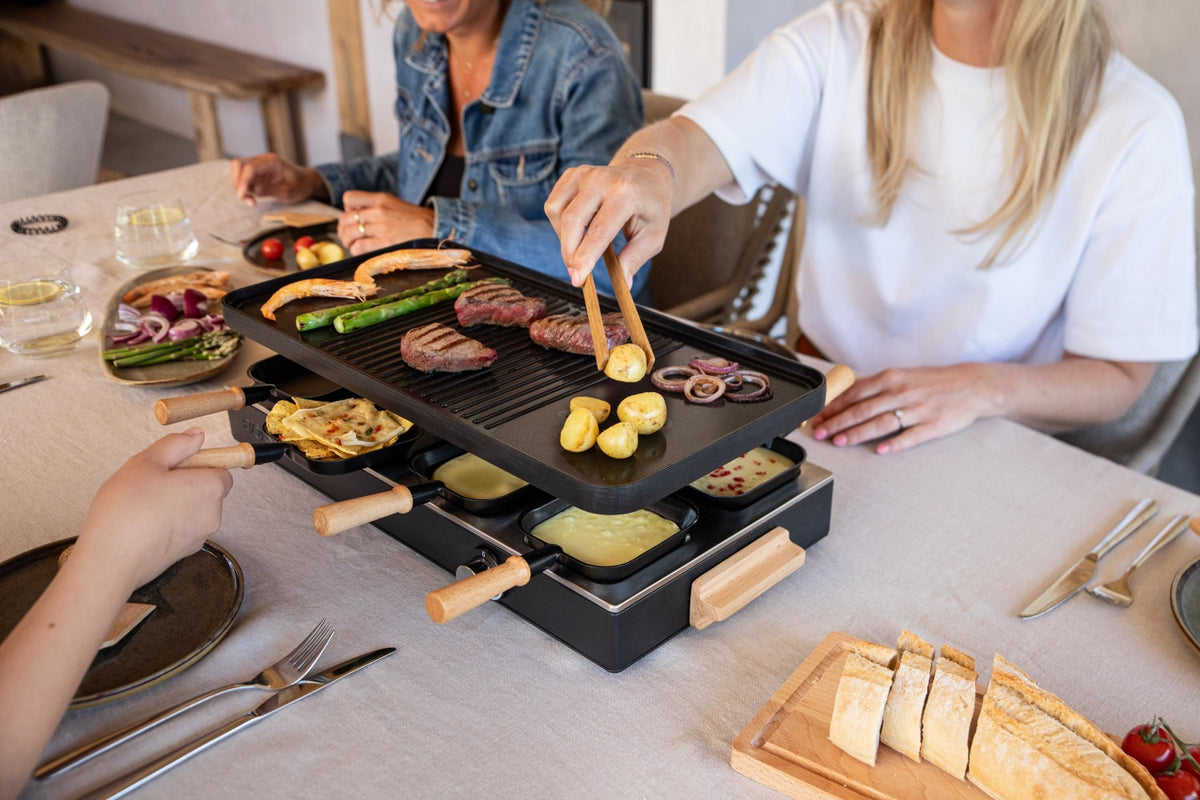 Party Raclette für 8 Personen 53.4x26cm H14.5cm Buche in Schwarz präsentiert im Onlineshop von KAQTU Design AG. Küchenhelfer ist von Boska