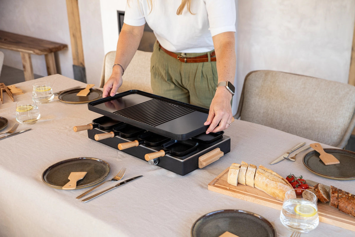 Party Raclette für 8 Personen 53.4x26cm H14.5cm Buche in Schwarz präsentiert im Onlineshop von KAQTU Design AG. Küchenhelfer ist von Boska