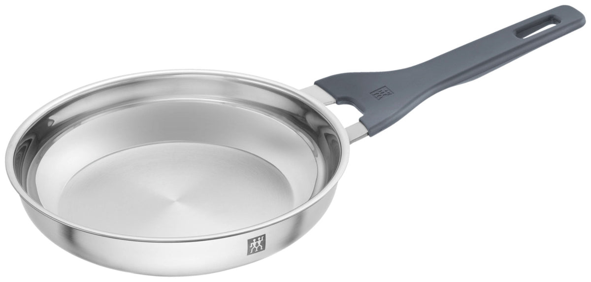 Simplify Bratpfanne unbeschichtet 24cm Steinoptik Grau in Silber präsentiert im Onlineshop von KAQTU Design AG. Bratpfanne ist von Zwilling