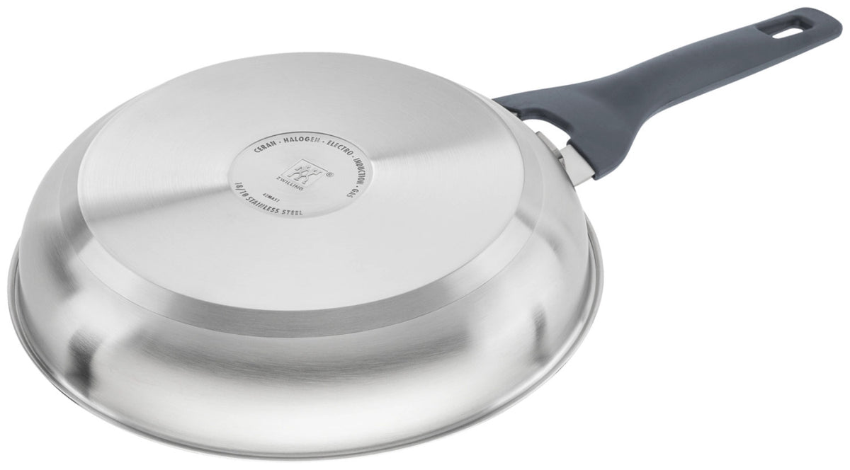 Simplify Bratpfanne unbeschichtet 28cm Steinoptik Grau in Silber präsentiert im Onlineshop von KAQTU Design AG. Bratpfanne ist von Zwilling