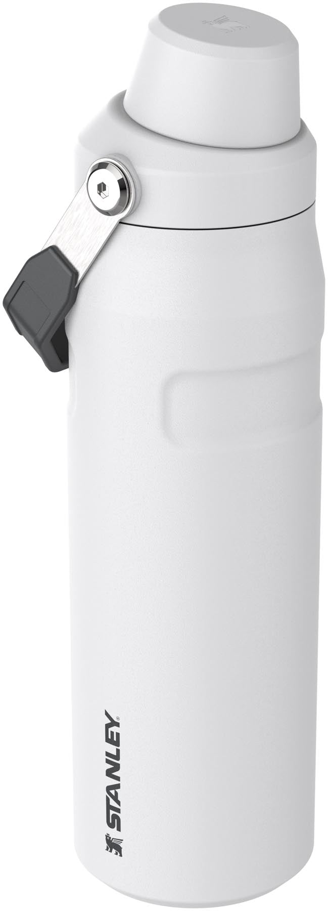 Moderne Stanley IceFlow Fast Flow Flasche 0.7l in elegantem Chalk-Weiß, perfekt für erfrischende Getränke bei Outdoor-Aktivitäten.