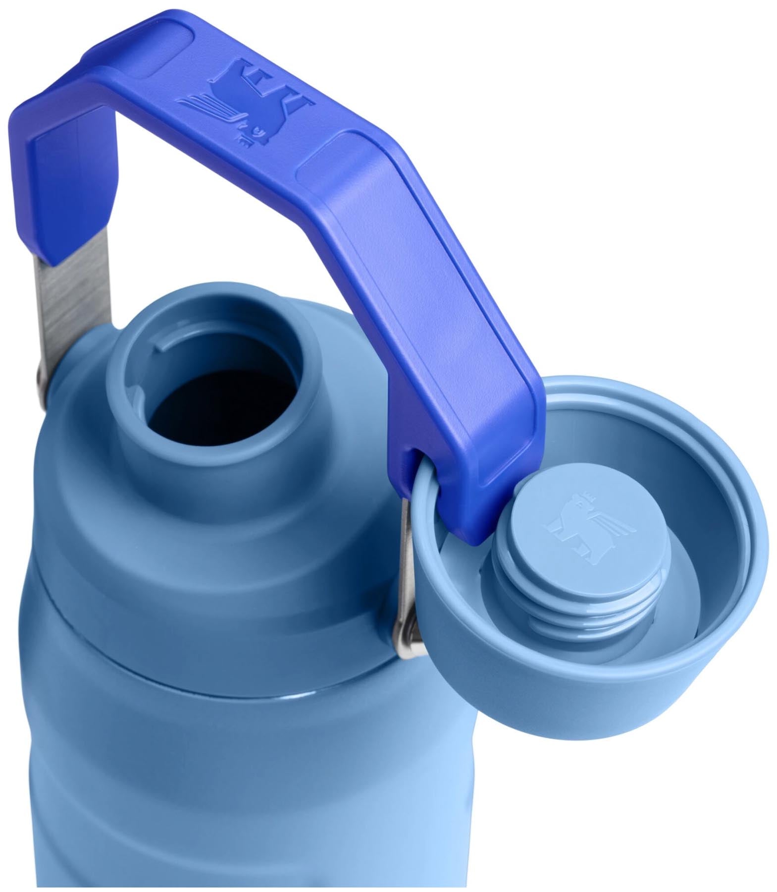 Moderne Stanley IceFlow Fast Flow Flasche 0.7l in strahlendem Himmelblau, perfekt für erfrischende Getränke bei Outdoor-Aktivitäten.