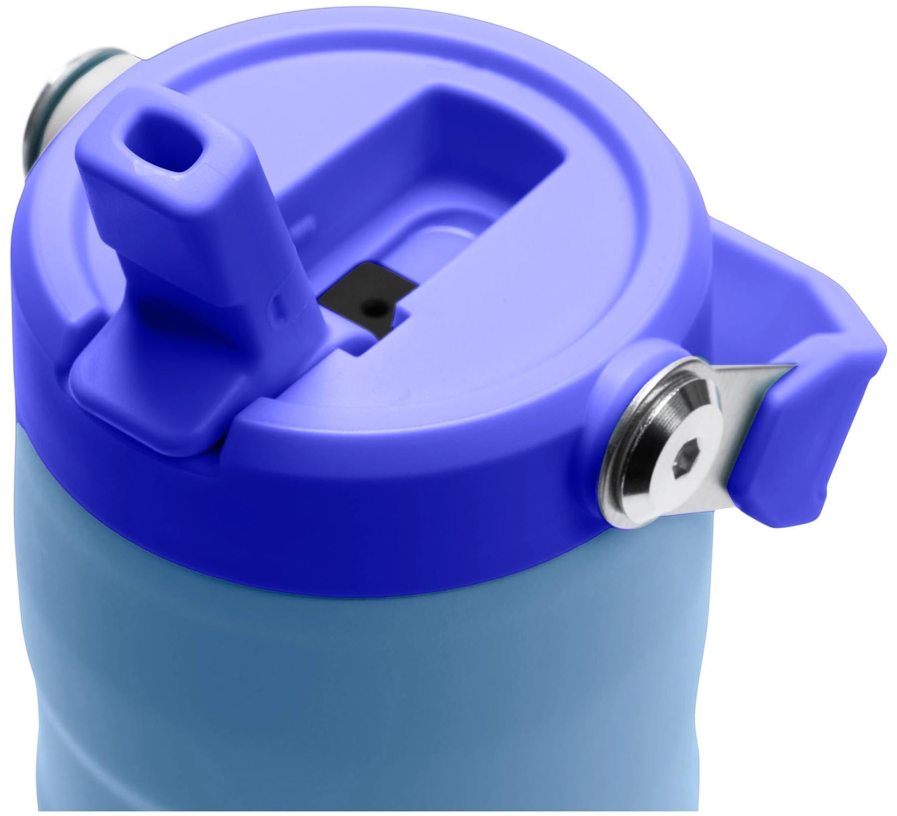 Praktische Stanley Thermosflasche in sanftem Himmelblau, ausgestattet mit einem Flip-Strohhalm für erfrischende Getränke unterwegs.