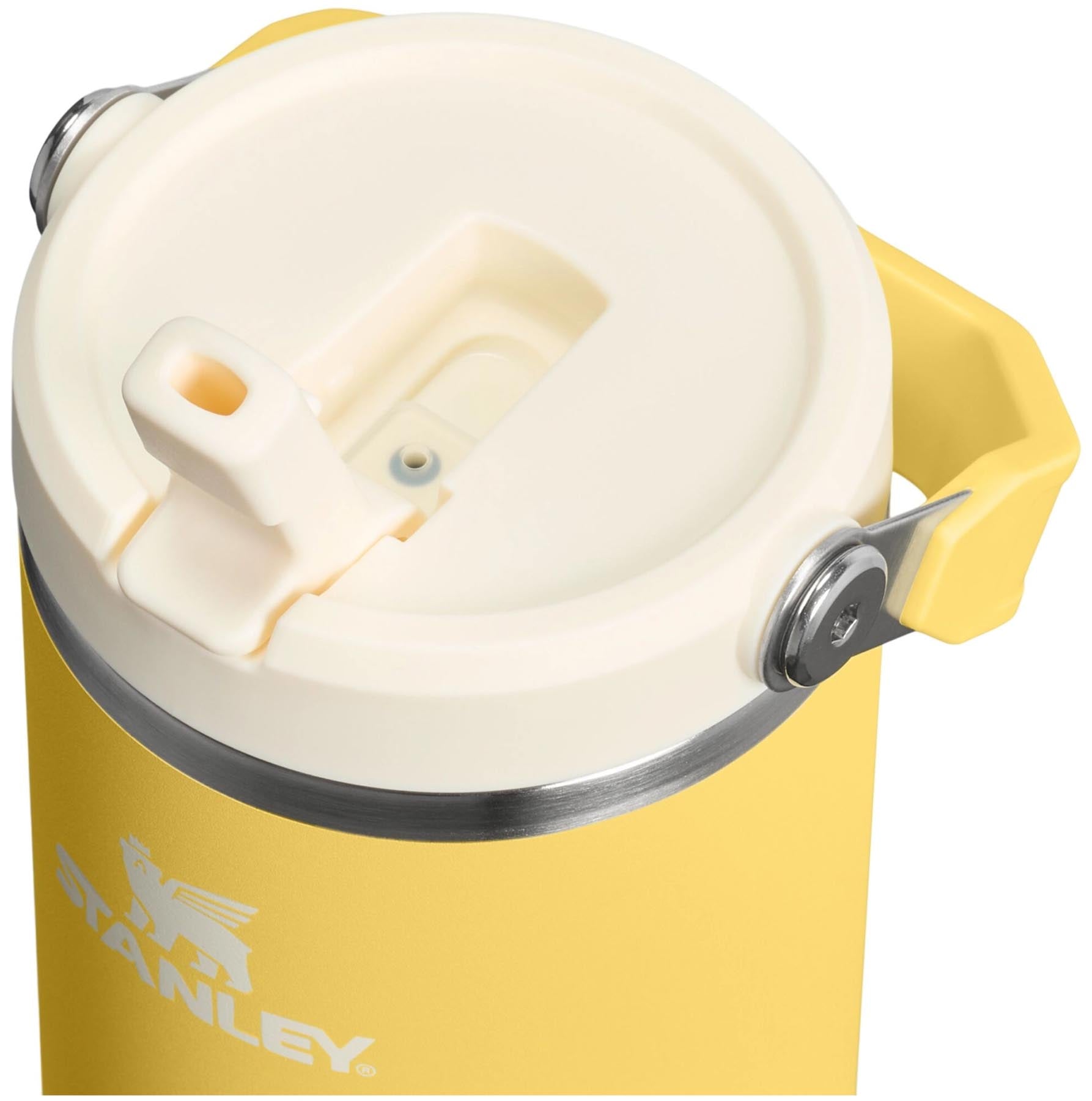 Praktischer Stanley IceFlow Flip Straw Becher in strahlendem Daffodil-Gelb, perfekt für erfrischende Getränke bei Outdoor-Aktivitäten.