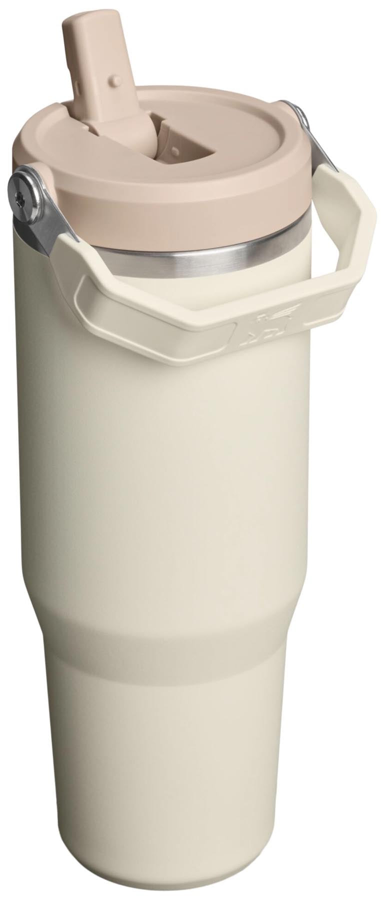 Stylischer Stanley IceFlow Flip Straw Becher in Creme, 0.89l, ideal für kalte Getränke, perfekt für unterwegs und im Alltag.