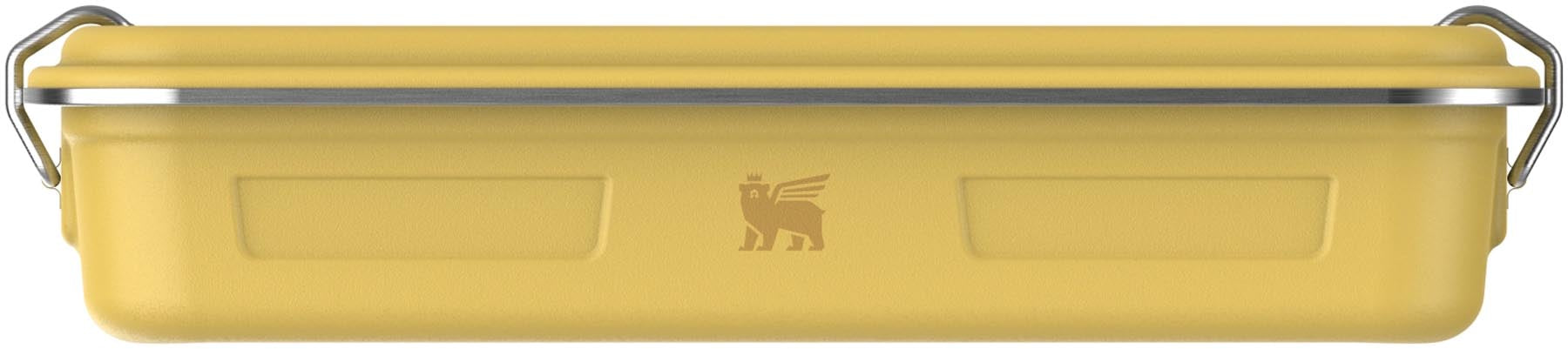 Die gelbe Legendary Useful Box 1.1l von Stanley ist ideal für die Aufbewahrung von Snacks und Mahlzeiten unterwegs.