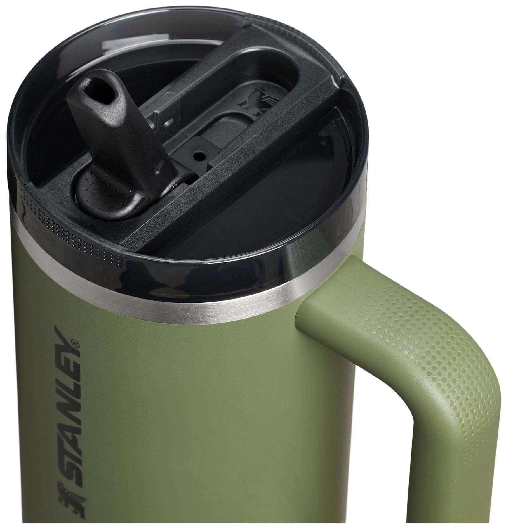 Moderne Stanley Thermosflasche Quencher ProTour in dried pine, 0.89l, mit praktischem Flip Straw für erfrischende Getränke unterwegs.