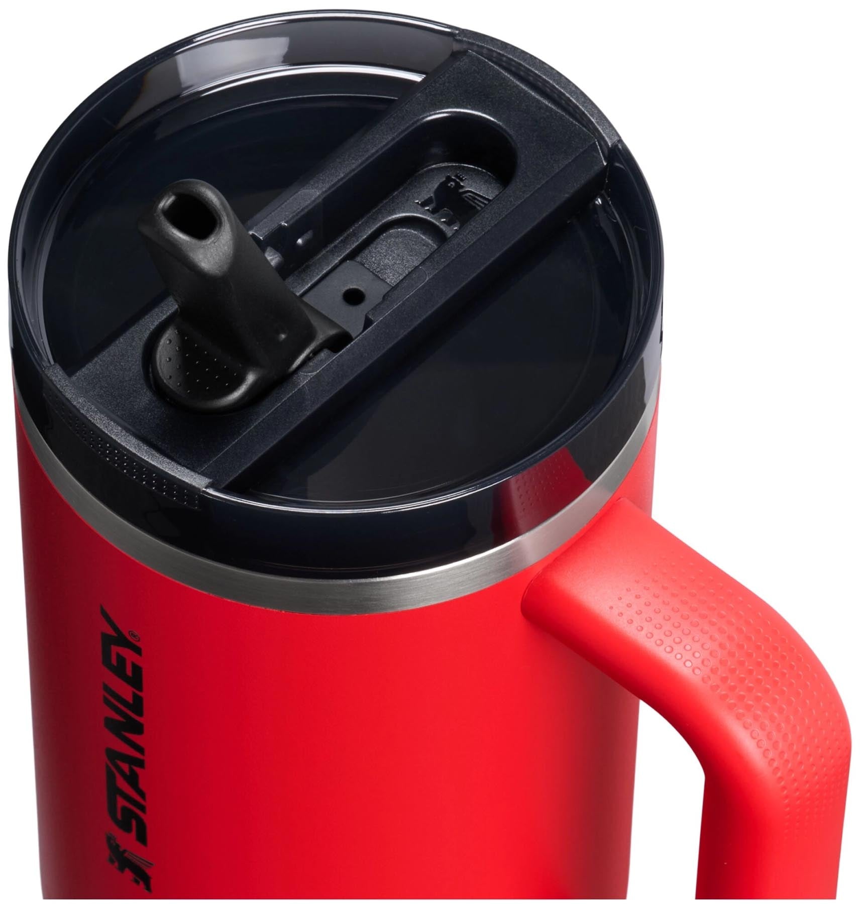 Moderne Stanley Quencher ProTour Thermosflasche in Chili Black mit praktischem Flip Straw, ideal für Erfrischungen unterwegs.