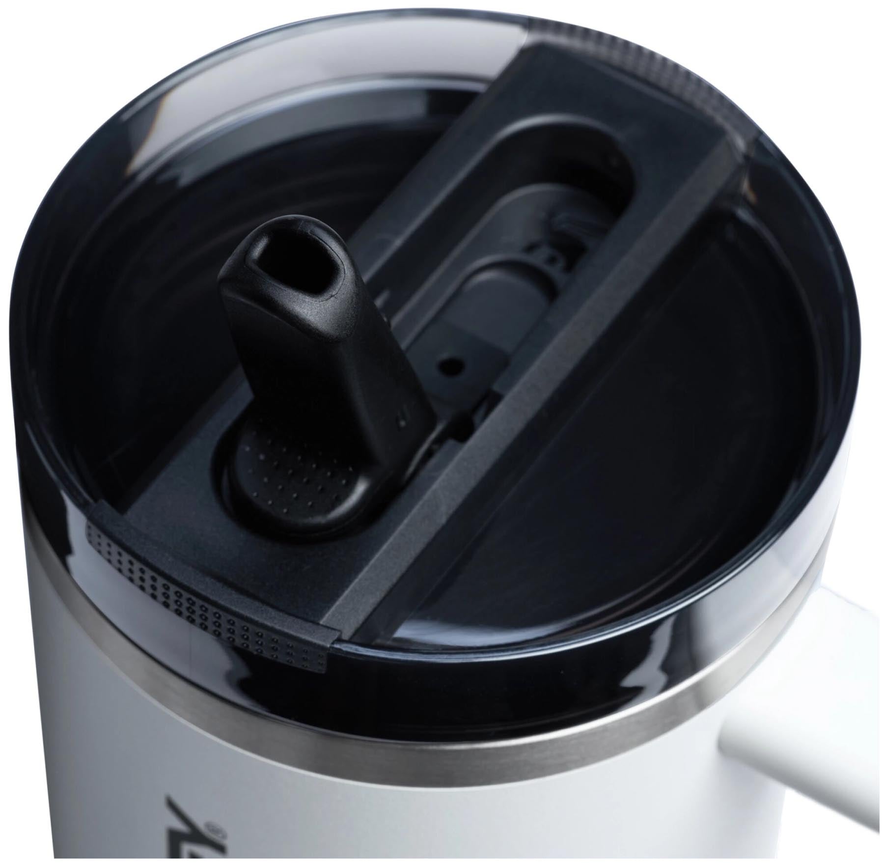 Stylische Stanley Thermosflasche Quencher ProTour mit Flip Straw in Chalk, ideal für unterwegs und perfekt für kalte Getränke.