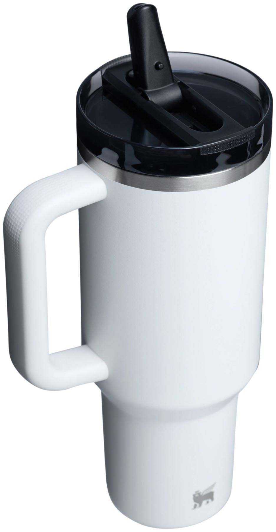 Moderne Stanley Quencher ProTour Thermosflasche in Chalk mit praktischem Flip Straw, ideal für Erfrischungen unterwegs.