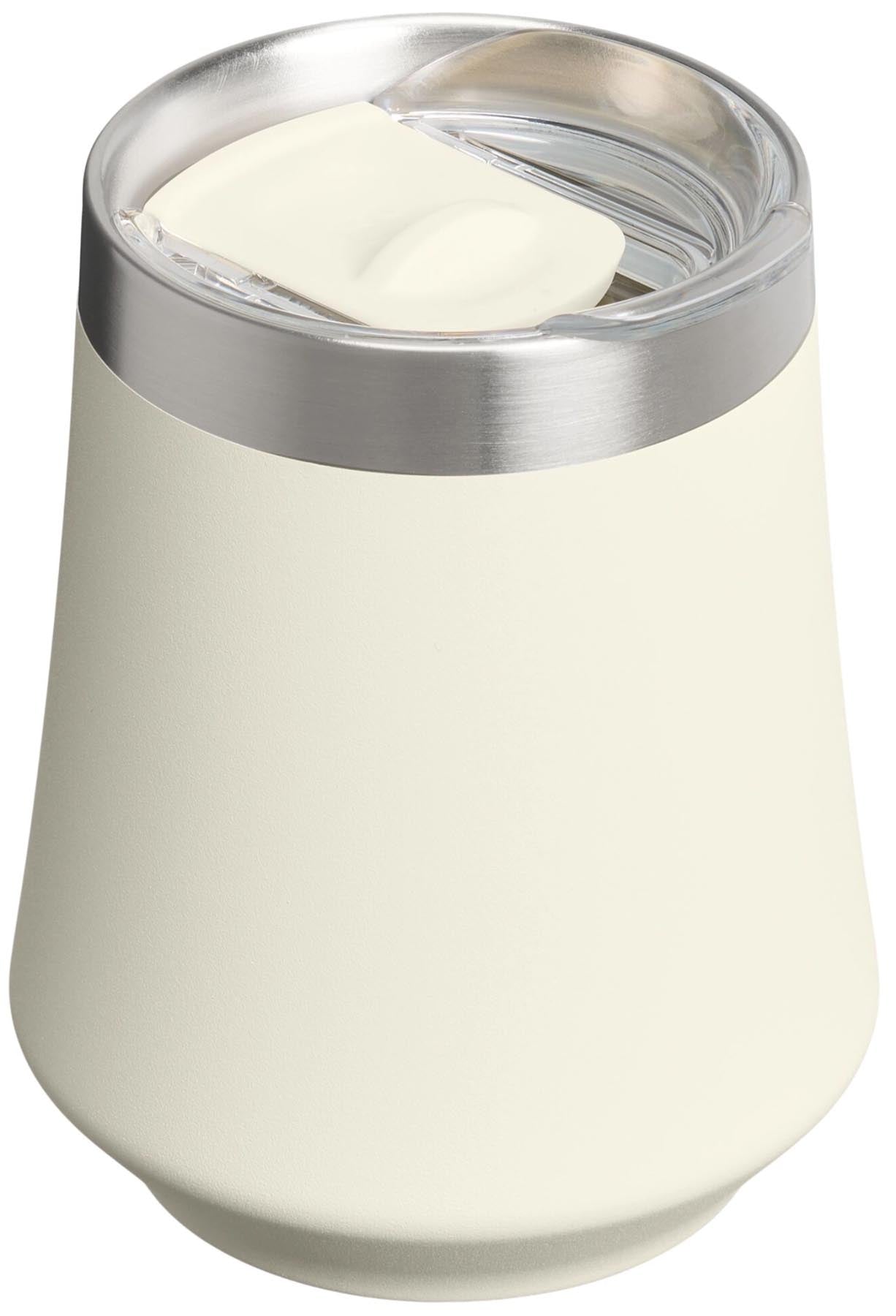 Eleganter Reserve Wine Tumbler in Cremefarbe von Stanley, ideal für Weinliebhaber. Perfekt für unterwegs und stilvolles Trinken.