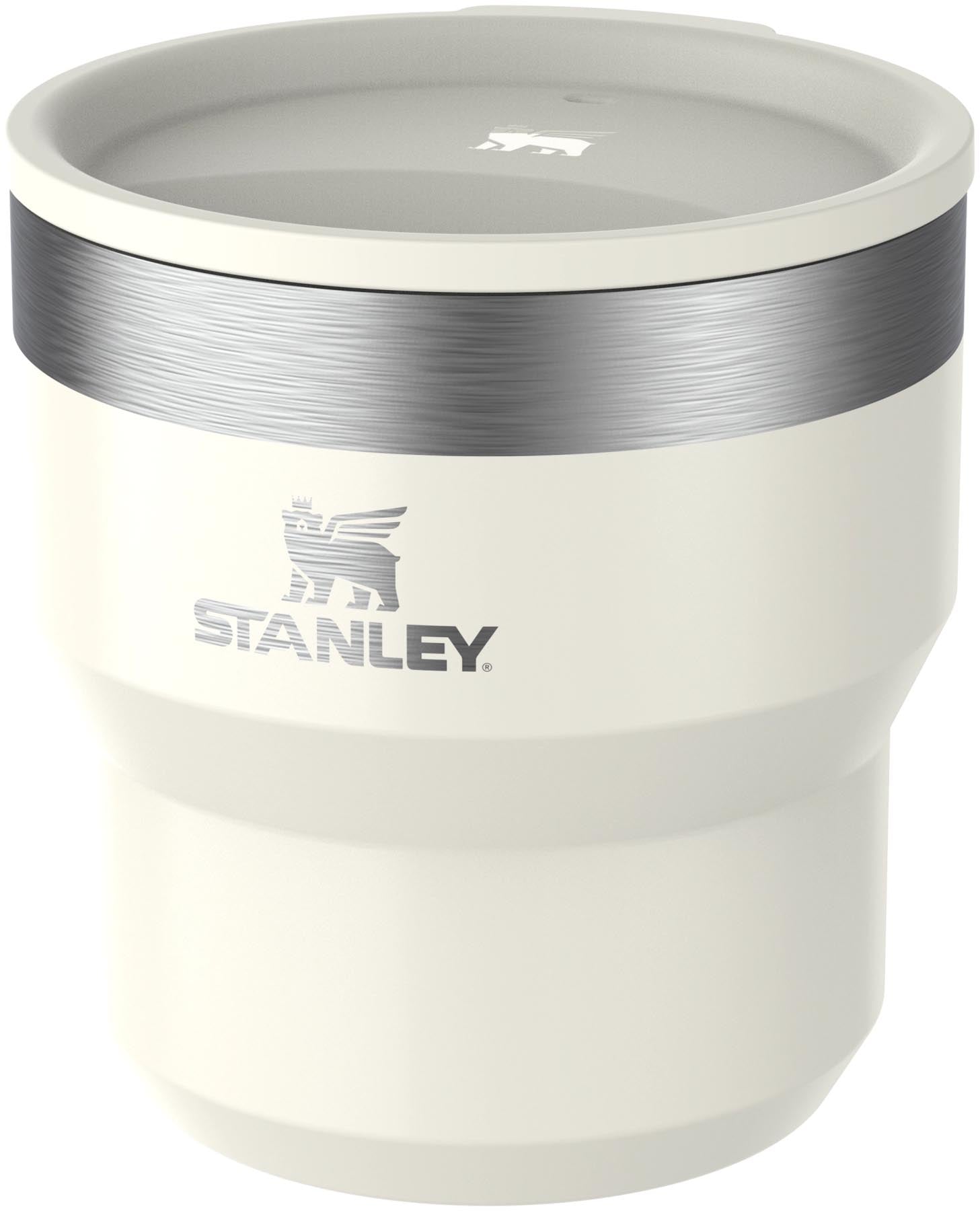 Stilvolle cremefarbene Stanley Camp Tasse (0.29l) für unterwegs, perfekt zum Genießen heißer Getränke beim Camping oder im Freien.