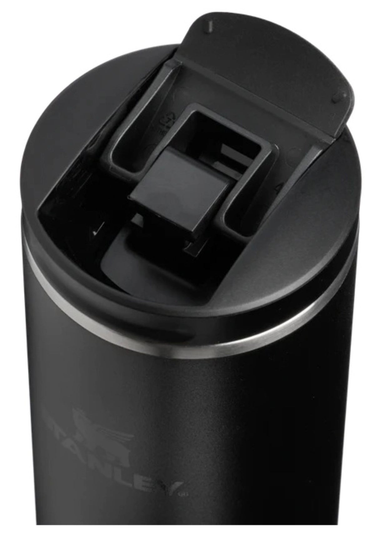 Transit Fliptop Becher 0.47l black 2.0 in Schwarz präsentiert im Onlineshop von KAQTU Design AG. Thermosflasche ist von Stanley