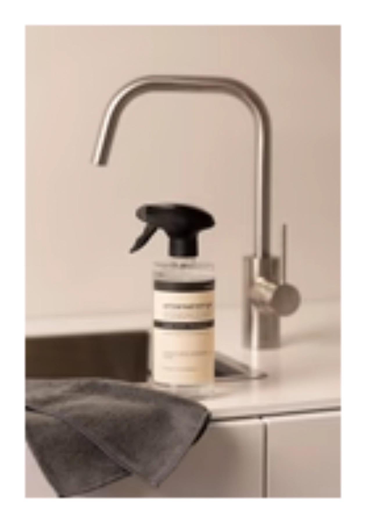 Universalreiniger 500ml von Nordesign, ideal für die Reinigung im Haushalt. Effektiv gegen Schmutz und Flecken, präsentiert in einer klaren Flasche.