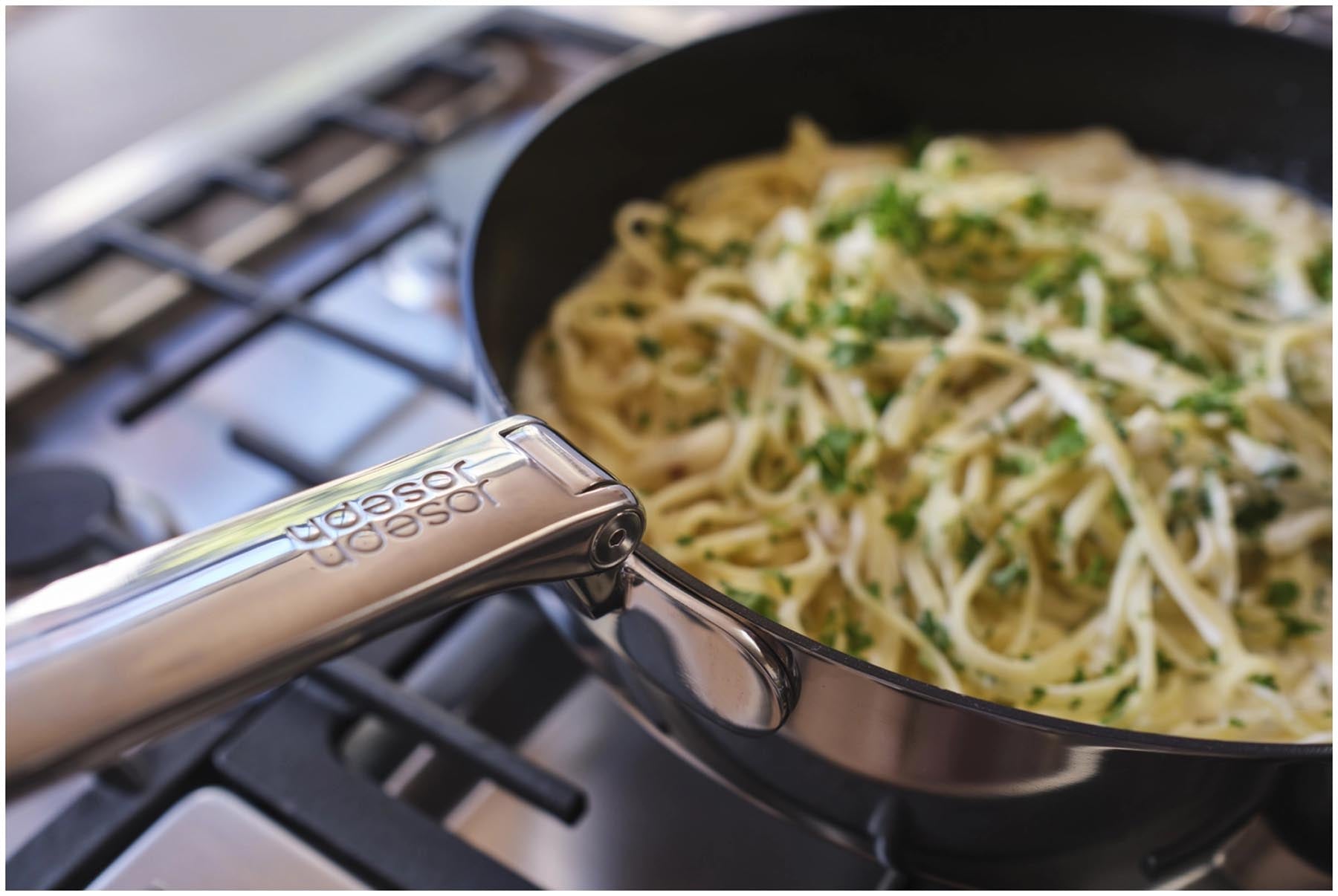 Zwei stilvolle Joseph Joseph Bratpfannen mit klappbarem Griff, antihaftbeschichtet, in Silber, perfekt für platzsparendes Kochen und Braten.