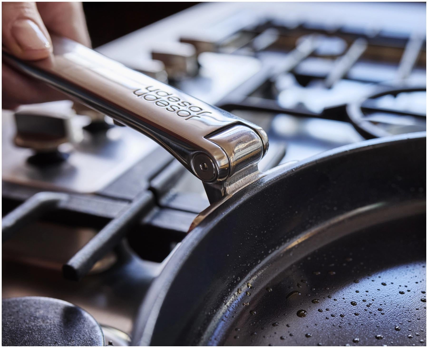 Zwei stilvolle Joseph Joseph Bratpfannen mit antihaftbeschichteter Oberfläche und klappbarem Griff, perfekt für effizientes Kochen und einfache Handhabung.