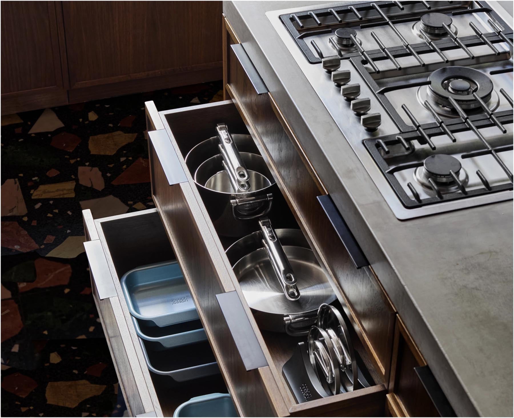 Moderne 20 cm Bratpfanne aus hochwertigem Edelstahl mit innovativem Klappgriff, perfekt für effizientes Kochen und ansprechende Präsentation.