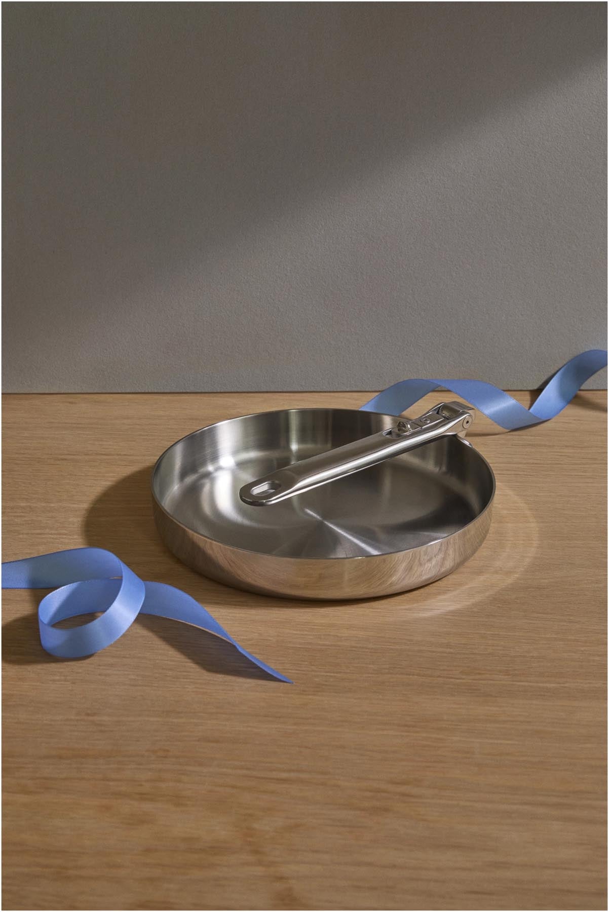 Moderne 24 cm Bratpfanne aus hochwertigem Edelstahl mit innovativem Klappgriff, perfekt für kreative Kochabenteuer von Joseph Joseph.
