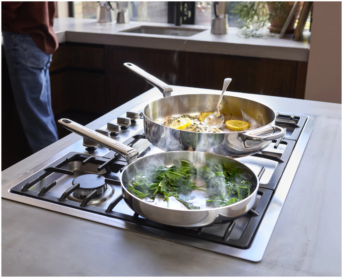 Space Steel Stielkasserolle D28cm Edelstahl Klappgriff in Silber präsentiert im Onlineshop von KAQTU Design AG. Stielkasserolle ist von Joseph Joseph