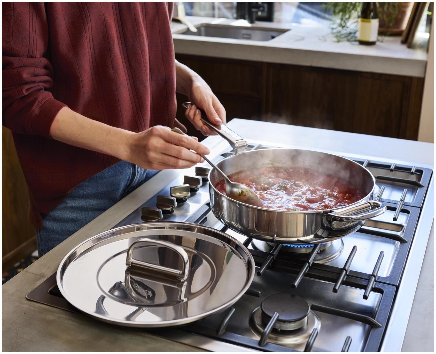 Elegante Stielkasserolle aus robustem Edelstahl mit klappbarem Griff, perfekt für kreative Kochabenteuer und ansprechende Präsentation.