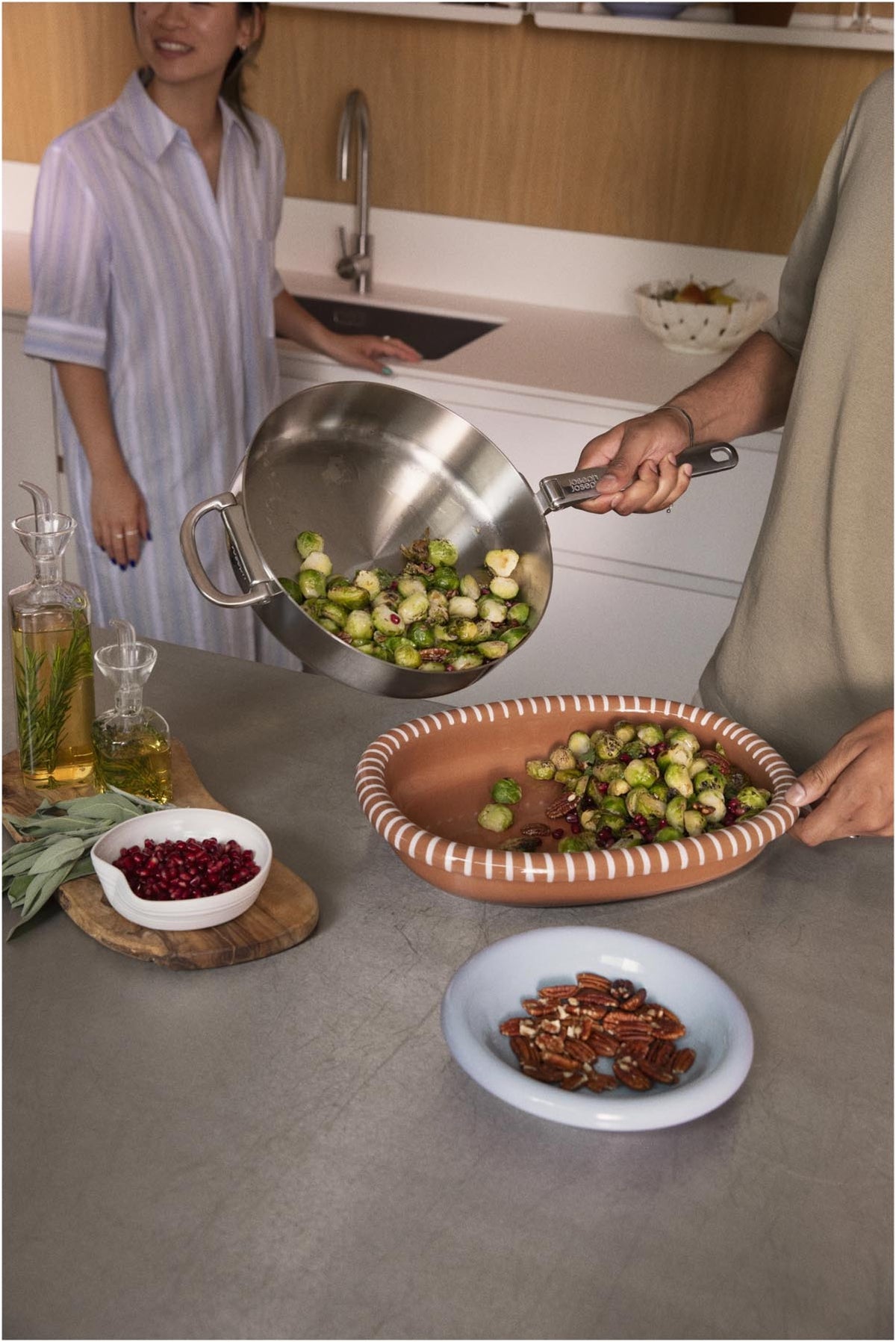 Space Steel Stielkasserolle D28cm Edelstahl Klappgriff in Silber präsentiert im Onlineshop von KAQTU Design AG. Stielkasserolle ist von Joseph Joseph