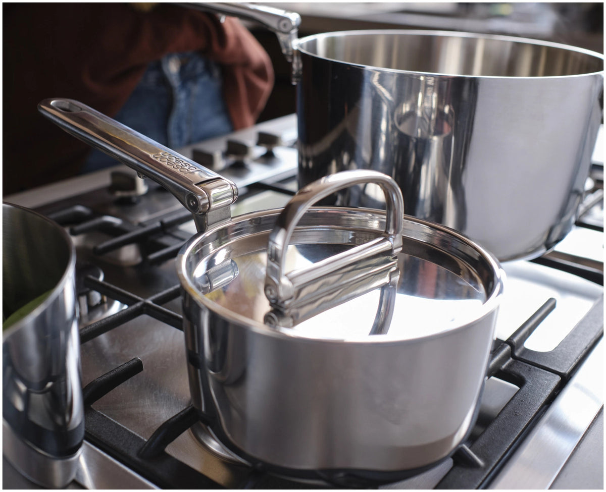 3er Set Space Steel Stielkasserolle Klappgriff 15+19+23cm in Silber präsentiert im Onlineshop von KAQTU Design AG. Stielkasserolle ist von Joseph Joseph