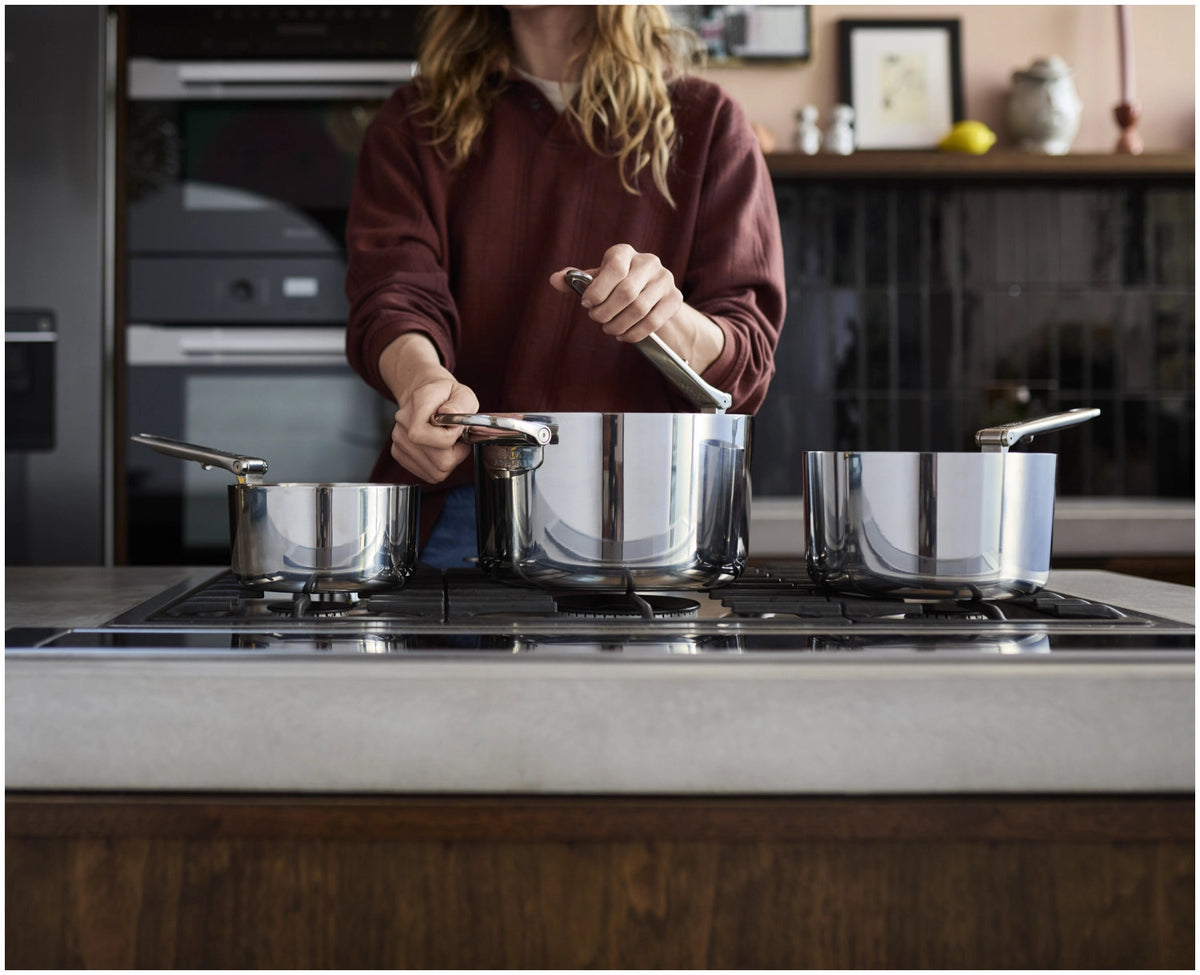 3er Set Space Steel Stielkasserolle Klappgriff 15+19+23cm in Silber präsentiert im Onlineshop von KAQTU Design AG. Stielkasserolle ist von Joseph Joseph