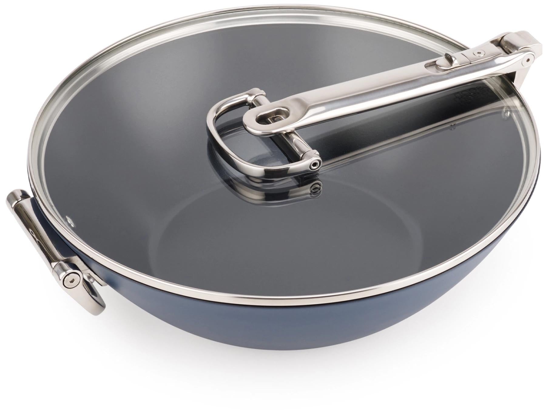 Space Wok D32cm Edelstahl mit Klappgriff und Deckel antihaft in Silber präsentiert im Onlineshop von KAQTU Design AG. Küchengerät ist von Joseph Joseph