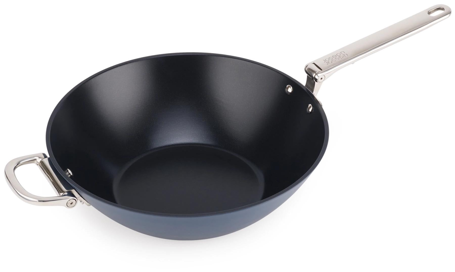 Moderner 32 cm Wok aus hochwertigem Edelstahl von Joseph Joseph, ausgestattet mit einem praktischen Klappgriff und einem antihaftbeschichteten Deckel für vielseitiges Kochen.