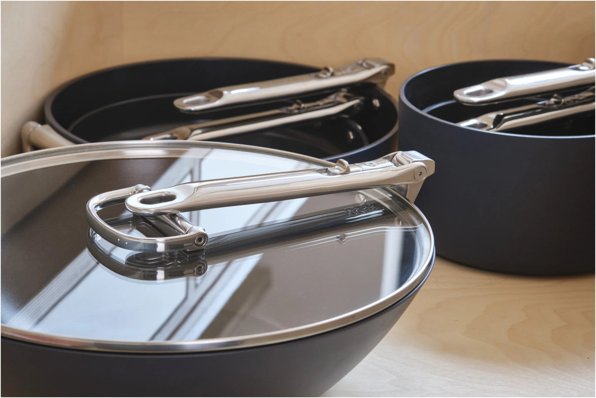 Space Wok D32cm Edelstahl mit Klappgriff und Deckel antihaft in Silber präsentiert im Onlineshop von KAQTU Design AG. Wok Pfanne ist von Joseph Joseph