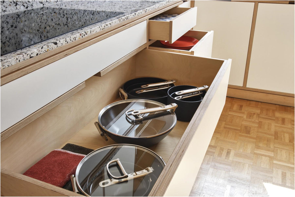 Space Wok D32cm Edelstahl mit Klappgriff und Deckel antihaft in Silber präsentiert im Onlineshop von KAQTU Design AG. Wok Pfanne ist von Joseph Joseph