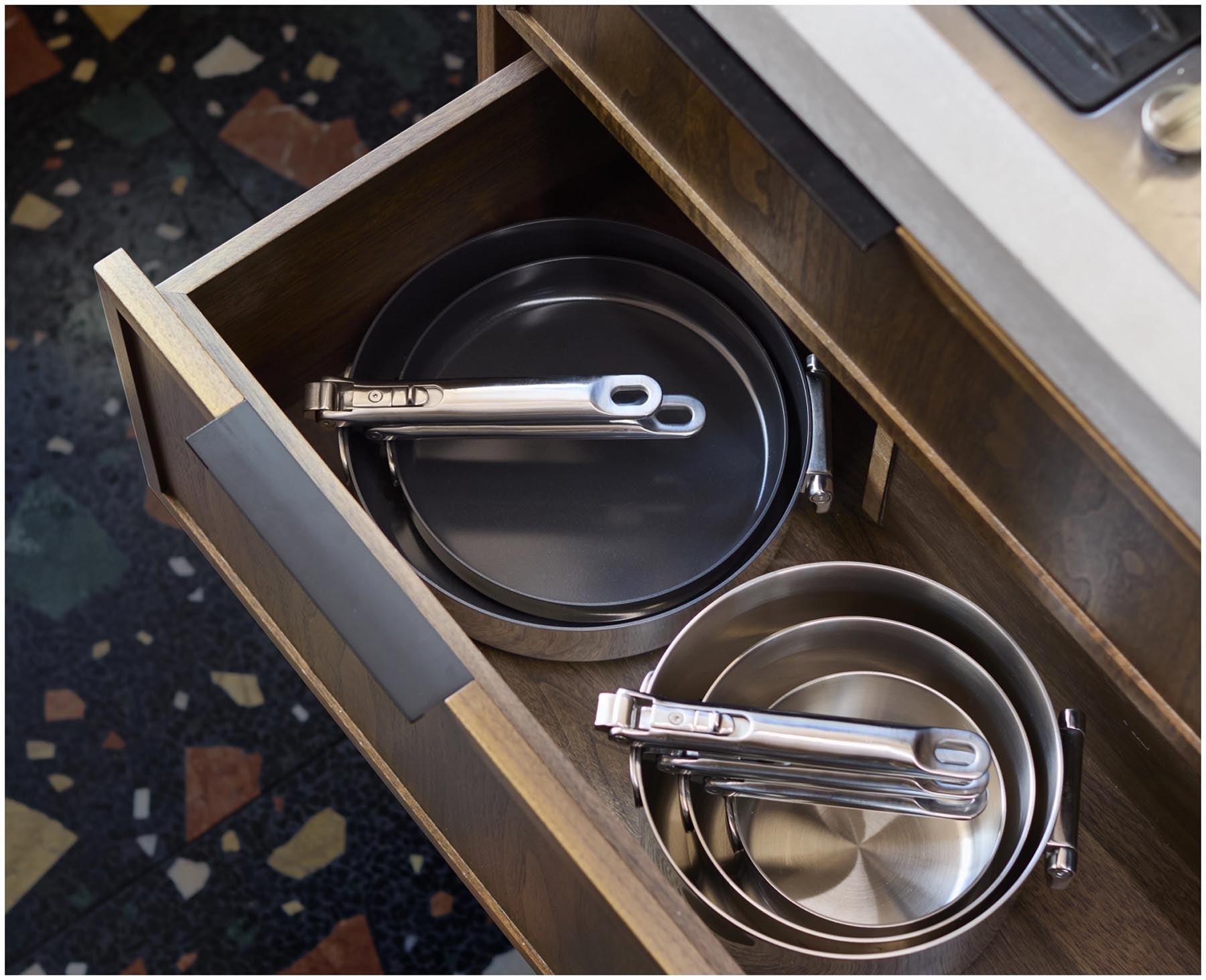 Elegante 24 cm Bratpfanne aus Edelstahl mit klappbarem Griff, ideal für antihaftendes Kochen. Perfekt für moderne Küchen.
