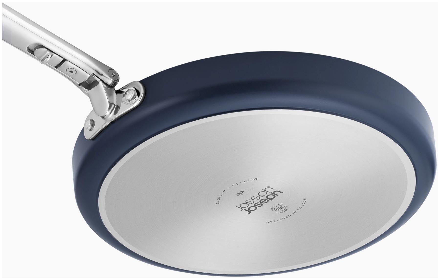 Moderne flache Bratpfanne von Joseph Joseph, 28 cm Durchmesser, mit innovativem Klappgriff für komfortables Kochen und platzsparende Lagerung.