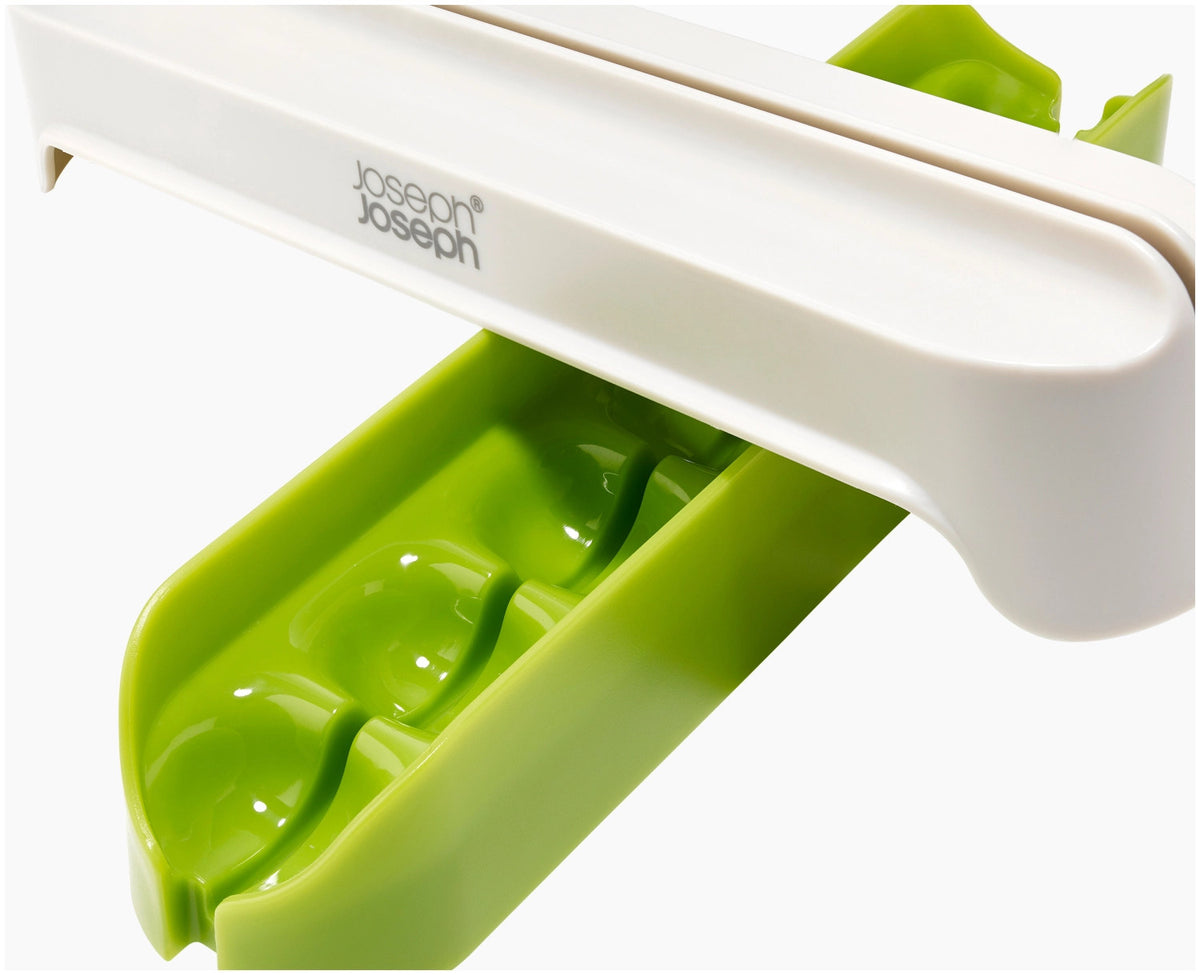 Halve-It Lebensmittel Schneidehilfe in Grün präsentiert im Onlineshop von KAQTU Design AG. Schneider und Stecher ist von Joseph Joseph