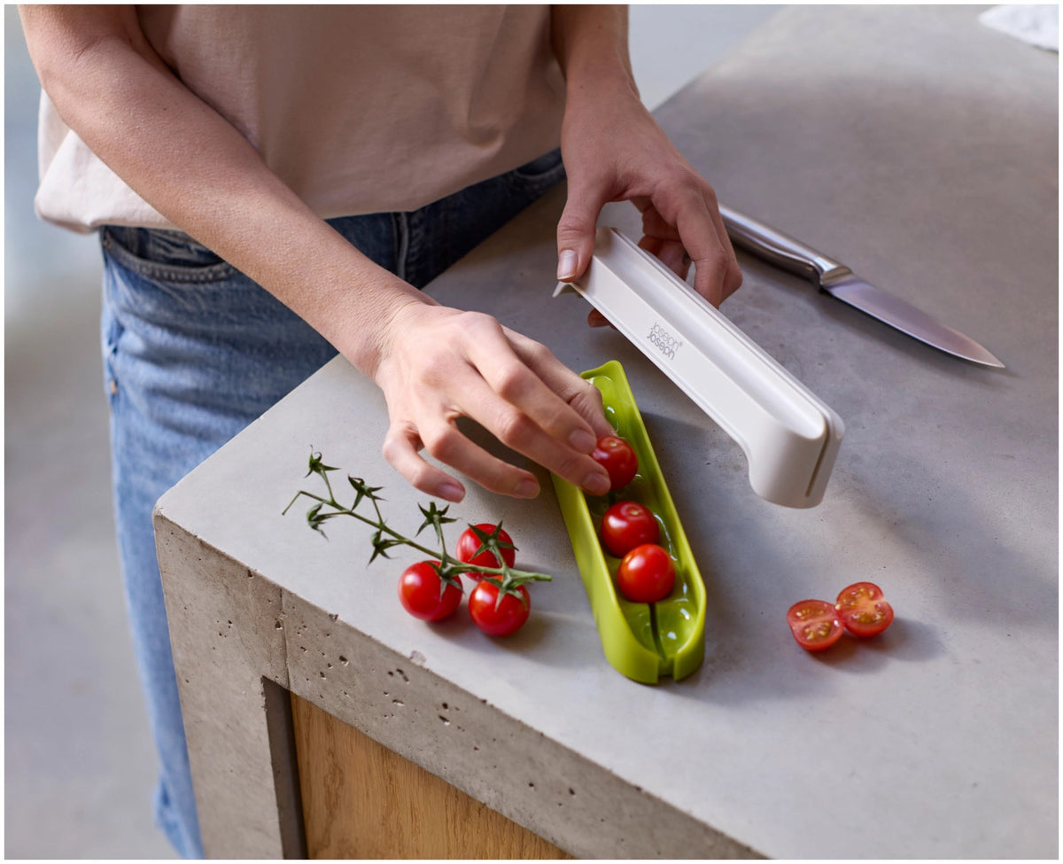 Halve-It Lebensmittel Schneidehilfe in Grün präsentiert im Onlineshop von KAQTU Design AG. Schneider und Stecher ist von Joseph Joseph