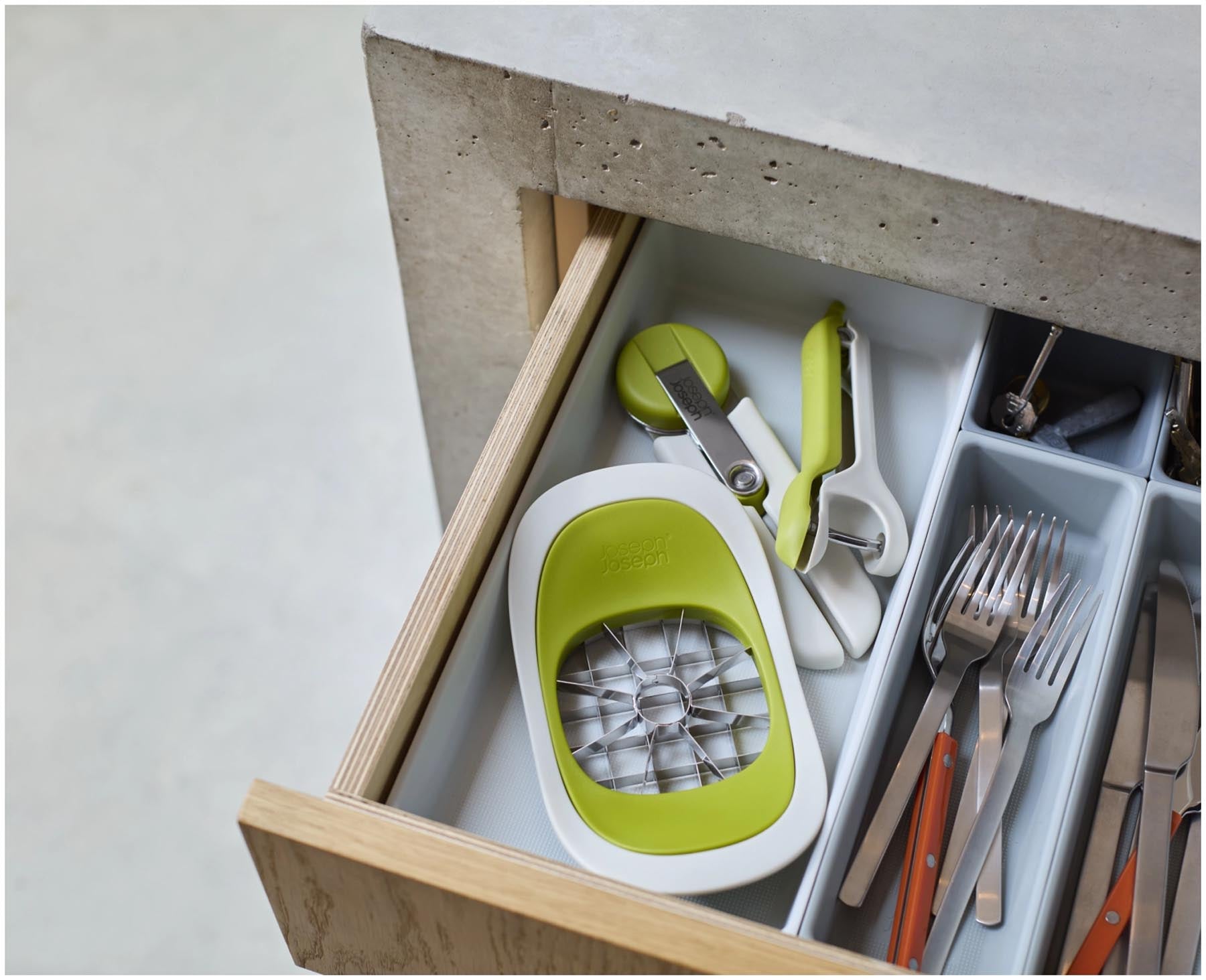 Stylischer, ergonomischer Dosenöffner in frischem Grün von Joseph Joseph, ideal für müheloses Öffnen von Dosen ohne scharfe Kanten.