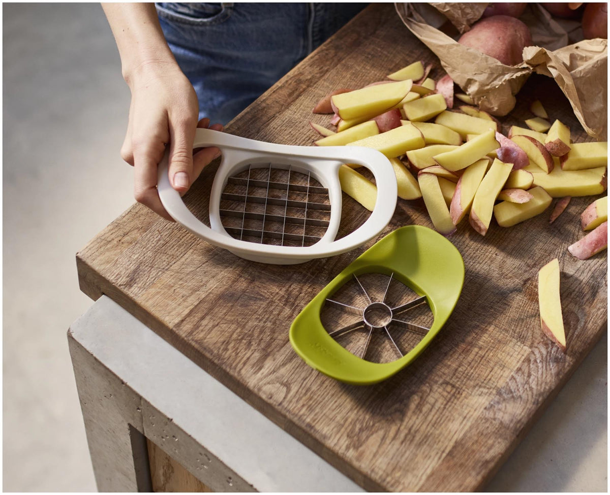 Nest Press 2-in-1 Apfel und Kartoffelschneider in Grün präsentiert im Onlineshop von KAQTU Design AG. Schneider und Stecher ist von Joseph Joseph