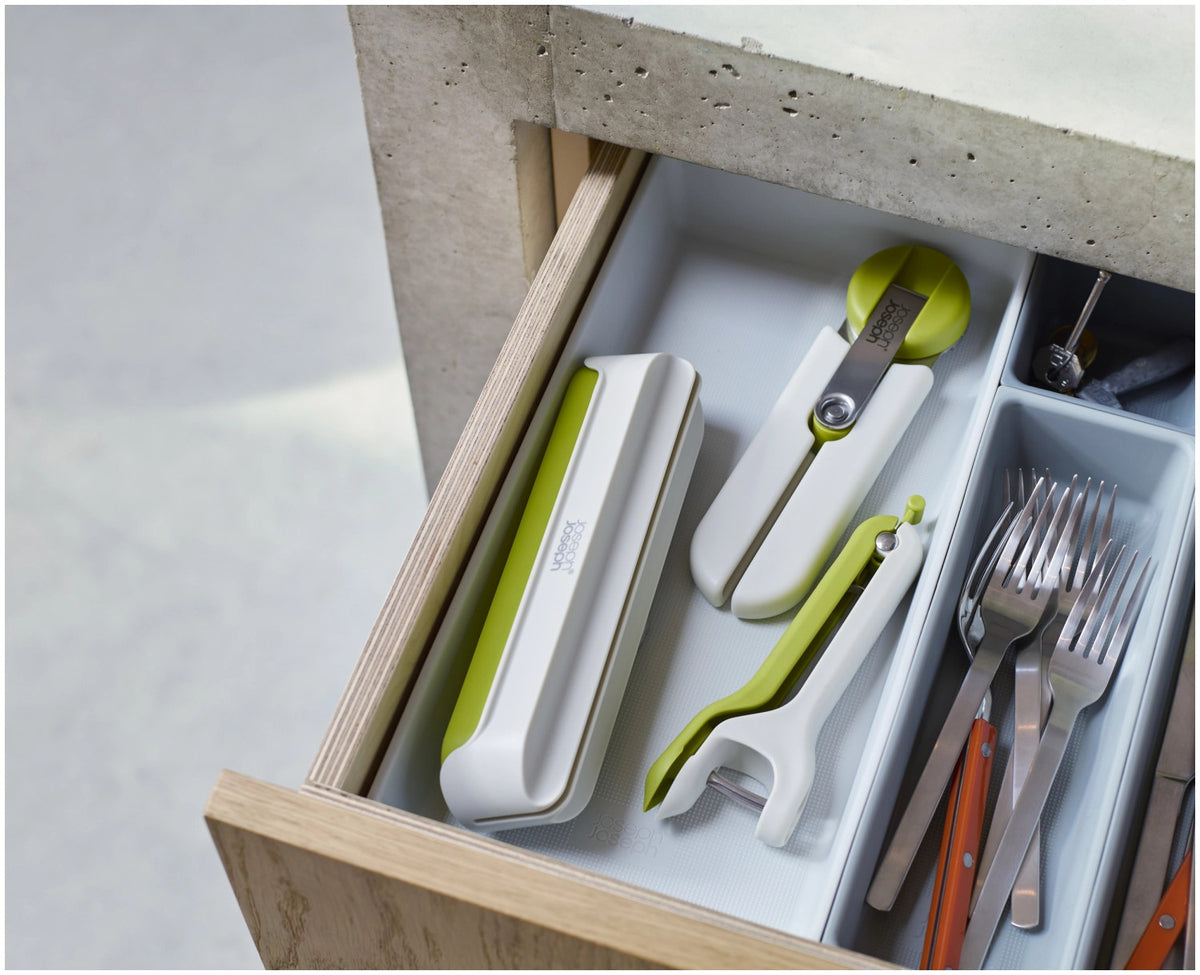 Tweezy 2-in-1 Entkerner in Grün präsentiert im Onlineshop von KAQTU Design AG. Schneider und Stecher ist von Joseph Joseph