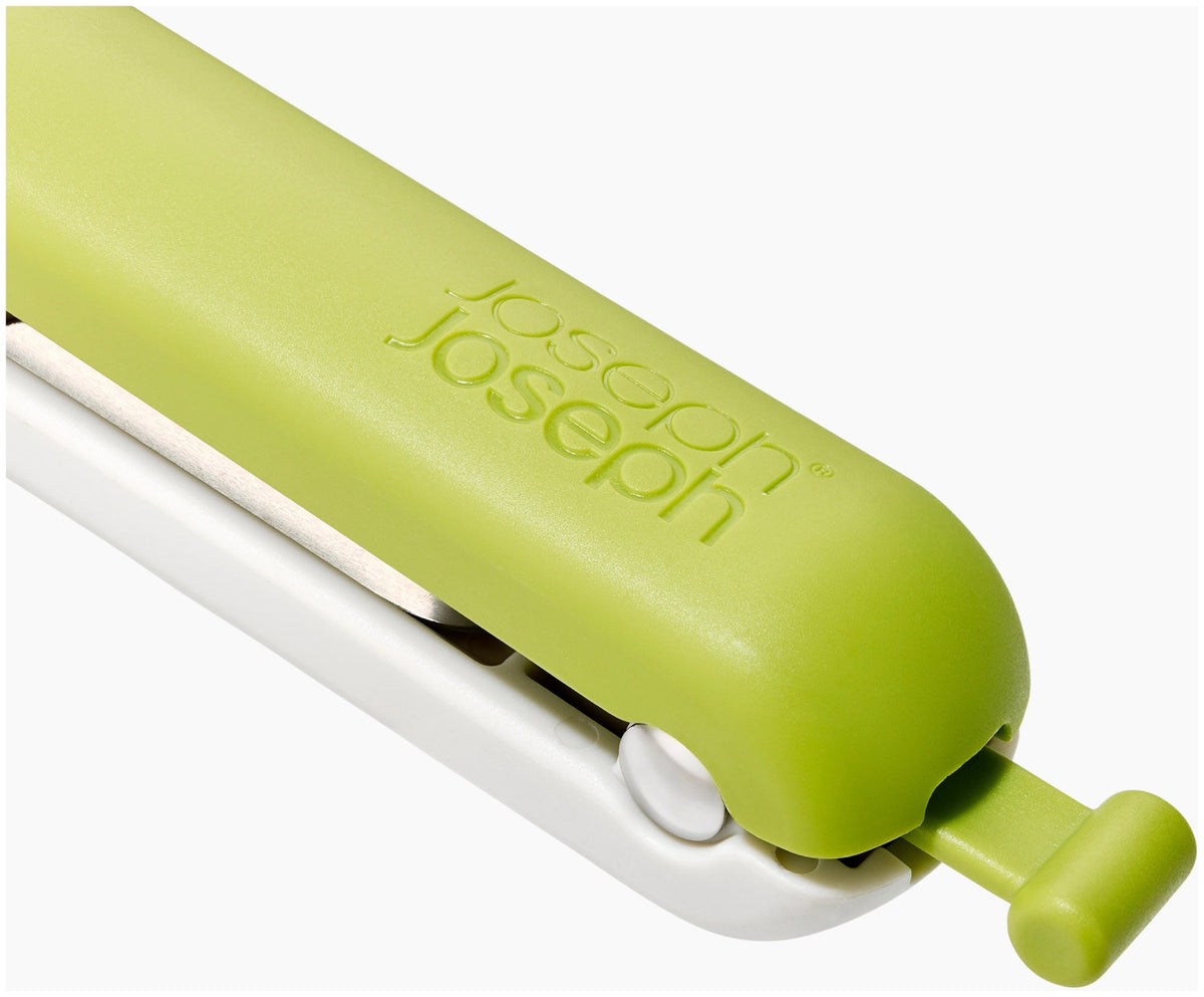 Tweezy 2-in-1 Entkerner in Grün präsentiert im Onlineshop von KAQTU Design AG. Schneider und Stecher ist von Joseph Joseph