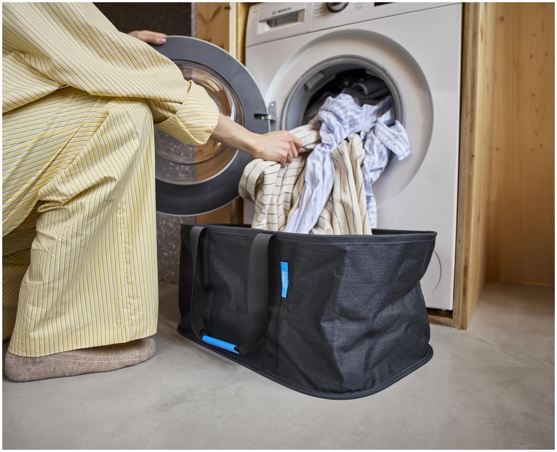 Faltbarer Wäschekorb in modernem Carbon Black, ideal für 35 Liter Wäsche und optimal für kleine Räume, stilvoll und funktional.