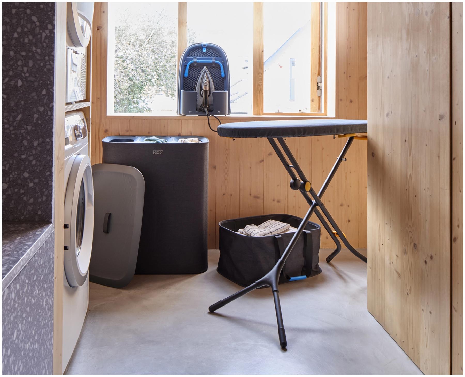 Faltbarer Wäschekorb in modernem Carbon Black, ideal für platzsparende Wäscheorganisation mit 35l Volumen. Stilvoll und funktional.