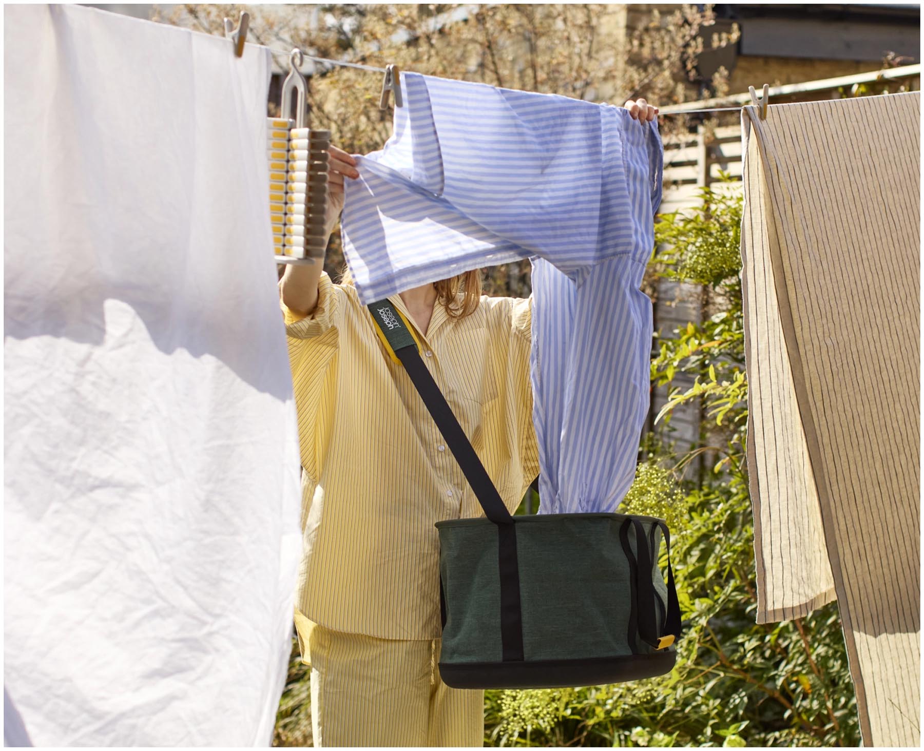Faltbarer Wäschekorb in frischem Grün, ideal für den Outdoor-Einsatz. Praktisch und stylisch für die Aufbewahrung von Wäsche.