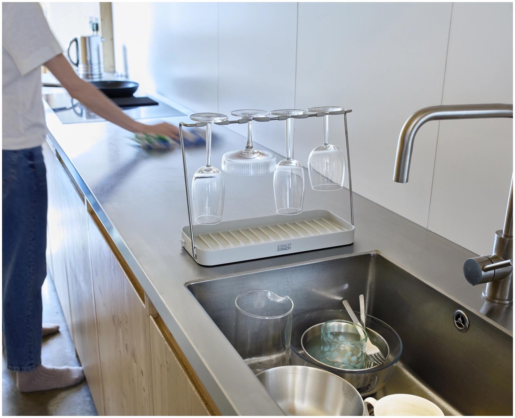 Praktisches Abtropfgestell für Weingläser von Joseph Joseph, das effizient Wasser abführt und für eine ordentliche Küchensituation sorgt.