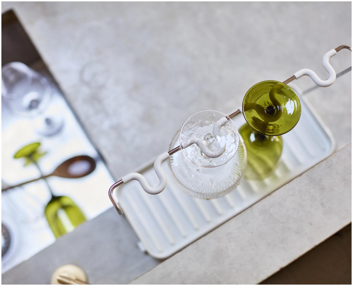 DrySmart Abtropfgestellt Weingläser in Grau präsentiert im Onlineshop von KAQTU Design AG. Abtropfgestell ist von Joseph Joseph