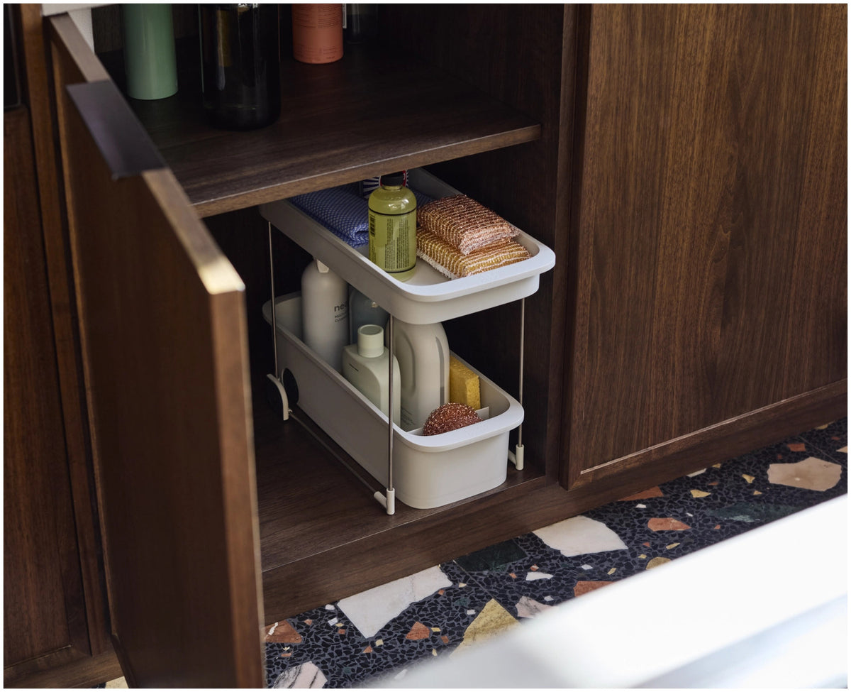 CupboardStore Putzschrank ausziehbar aus recycl. Kunststoff in Grau präsentiert im Onlineshop von KAQTU Design AG. Küchenhelfer ist von Joseph Joseph